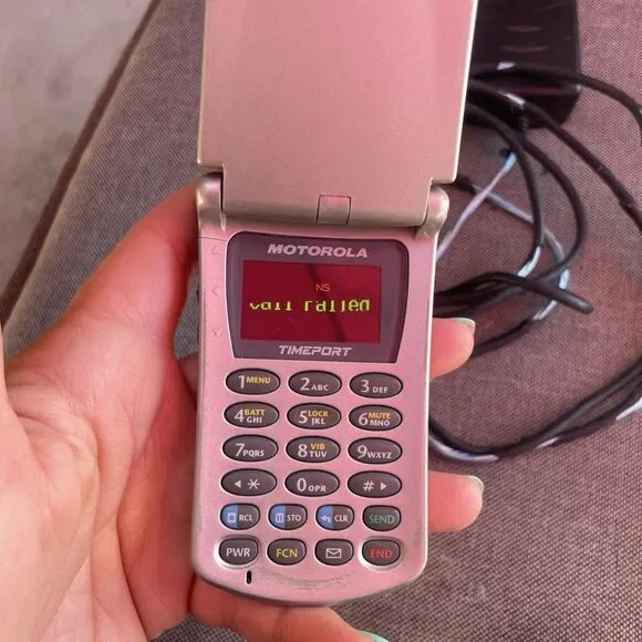 Vintage Motorola Silver TIMEPORT P8767 Flip Cell Phone - Y2K - Picture 9 of 9